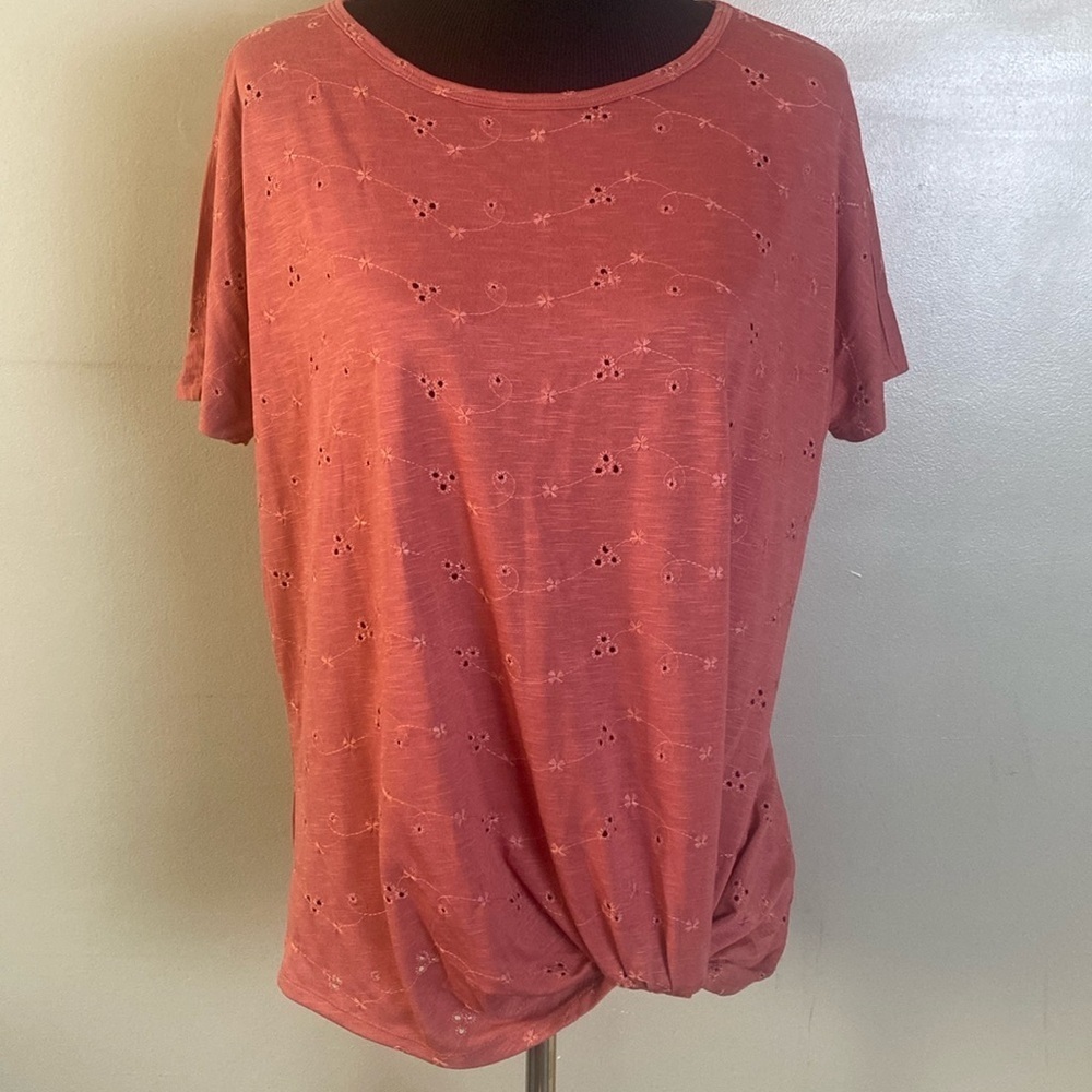 24/7 Maurices Eyelet Knot Hem Tee Sz L NWOT
